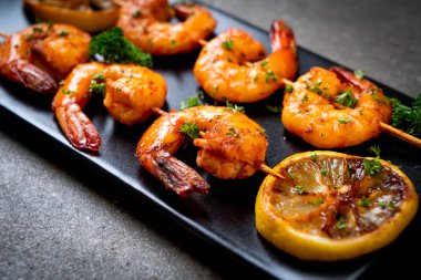 Limon - deniz ürünleri tarzı ile ızgara kaplan karides şiş