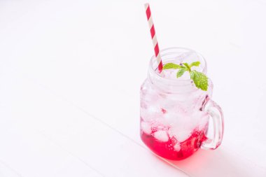 ahşap masa buzlu çilekli soda