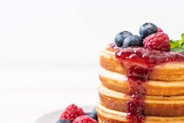 Taze ahududu ve yabanmersinli gözleme.