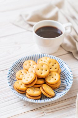 Hindistan cevizli bisküvi ve ananas reçeli.