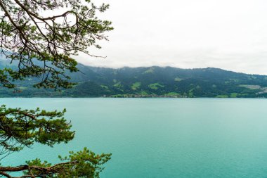 Thun Gölü ile İsviçre bulutlu