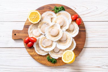 Ahşap tahta üzerinde taze kabuk tarak