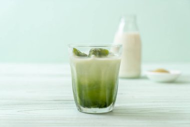 Matcha yeşil çay buzlu cam sütlü