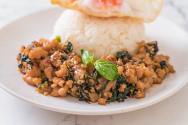 fesleğen pilav ve kızarmış yumurta - Tay geleneksel gıda tarzı ile tavada kızartılmış domuz eti