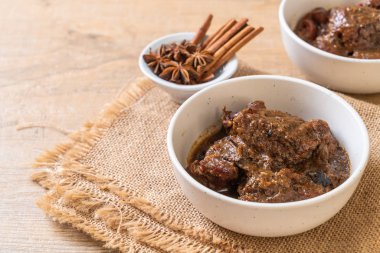 herb - Phuket Tayland geleneksel gıda tarzı ile domuz eti güveç