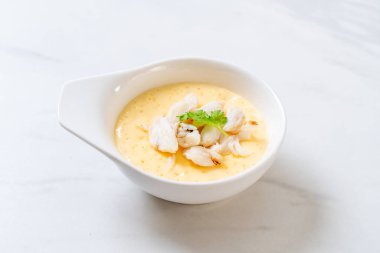 Çiğ yengeçli haşlanmış yumurta.