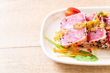 Taze orkinos ile baharatlı salata sosu - ham sağlıklı gıda