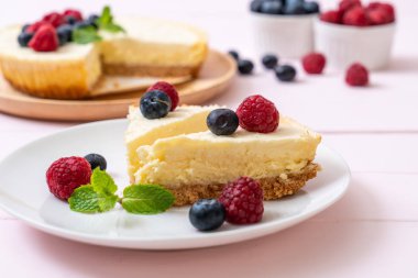 Ev yapımı cheesecake taze ahududu ve yaban mersini ile
