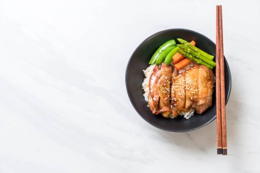 Teriyaki tavuk pilav kasesi - Asya gıda tarzı