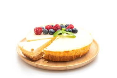 Ahududu ve beyaz arka plan üzerinde izole yaban mersini ile ev yapımı cheesecake