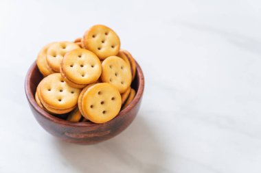 Hindistan cevizli bisküvi ve ananas reçeli.