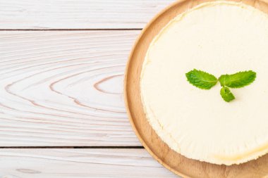 Ahşap zemin üzerine nane ile ev yapımı cheesecake