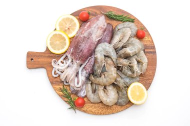 taze deniz ürünleri ham (karides, mürekkep) beyaz arka plan üzerinde izole ahşap tahta üzerinde