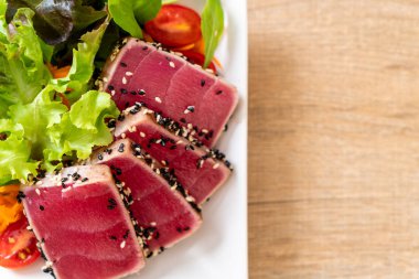 Taze ton balığı ve sebze salatası. Sağlıklı yemek.