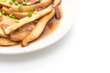 tavada kızartılmış Kral istiridye izole beyaz arka plan üzerinde istiridye soslu mantar