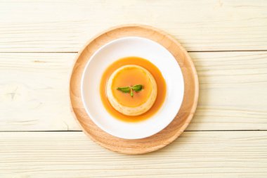 Naneli ev yapımı karamel kremalı puding.