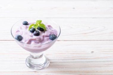 Taze yaban mersinli ev yapımı yoğurt