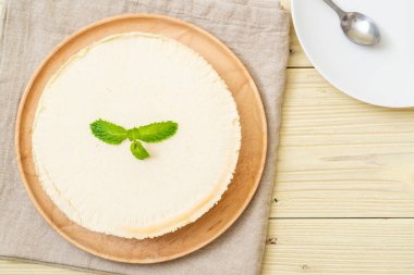 Ahşap zemin üzerine nane ile ev yapımı cheesecake