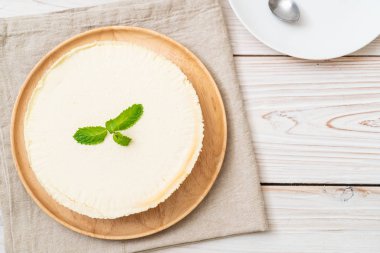 Ahşap zemin üzerine nane ile ev yapımı cheesecake