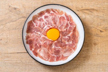 taze dilimlenmiş domuz ham yumurta pişirme veya shabu shabu ve sukiyaki yapma ile