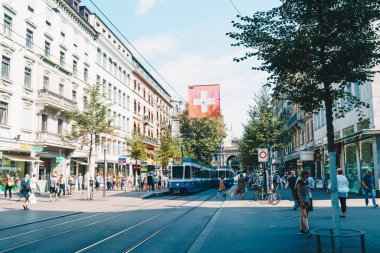 Zürih, İsviçre - 23 Ağustos 2018: Zürih Şehri, İsviçre kaldırımlarda insanlar yürüyüş yaparken bir tramvay merkezi Bahnhofstrasse sürücüler.