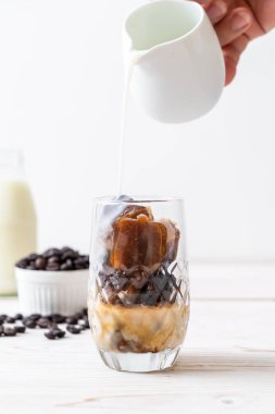 ahşap masa üzerinde sütlü kahve buz küpleri