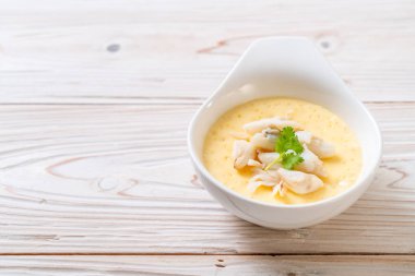 Çiğ yengeçli haşlanmış yumurta.