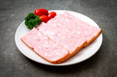 dilimlenmiş taze çiğ pastırma Barbekü