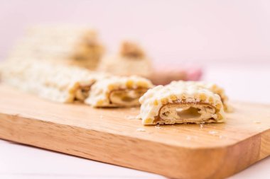 beyaz çikolata karamel ve gevrek gevrek ahşap bar ile