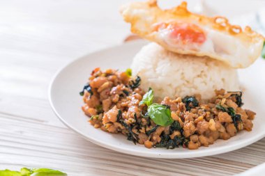 fesleğen pilav ve kızarmış yumurta - Tay geleneksel gıda tarzı ile tavada kızartılmış domuz eti