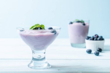 Taze yaban mersinli ev yapımı yoğurt