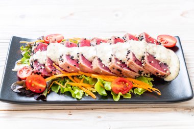 Sebze salatası ve soslu taze ton balığı. Sağlıklı yiyecek.