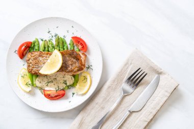 Izgara balık bifteği.