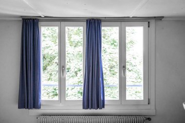 Perde dekorasyon güneş ışığı ile oturma odasında