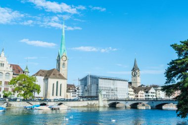 Zürih şehir merkezinde ünlü Fraumunster ve Grossmunster Kiliseleri ve Zürih Gölü Limmat nehri