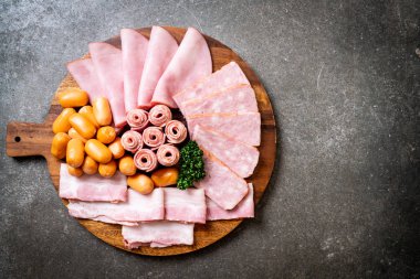 pastırma, sosis, jambon füme ve barbekü pastırma ahşap tahta üzerinde