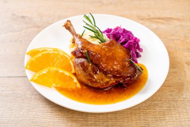 Portakal soslu biftek kızarmış ördek bacak