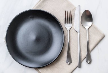 boş tabak kaşık çatal ve bıçak masada