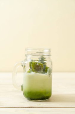 Matcha yeşil çay buzlu cam sütlü