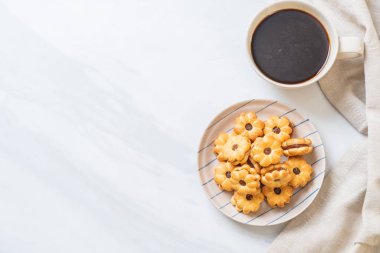 Hindistan cevizli bisküvi ve ananas reçeli.