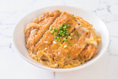 Kızarmış domuz pirzolası kasesi (Katsudon) - Japon yemek tarzı