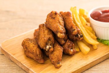 Soslu kızarmış tavuk kanadı.