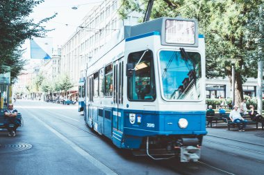 Zürih, İsviçre - 23 Ağustos 2018: Zürih Şehri, İsviçre kaldırımlarda insanlar yürüyüş yaparken bir tramvay merkezi Bahnhofstrasse sürücüler.