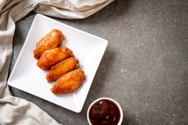 Barbekü tavuk kanadı sosu ile