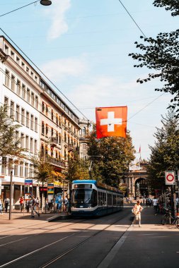 Zürih, İsviçre - 23 Ağustos 2018: Zürih Şehri, İsviçre kaldırımlarda insanlar yürüyüş yaparken bir tramvay merkezi Bahnhofstrasse sürücüler.