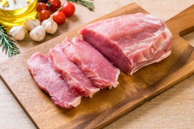 taze domuz ham filetosu ahşap tahta üzerinde