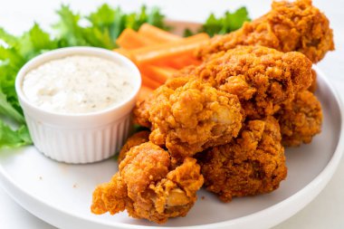 Sebzeli kızarmış tavuk kanadı.