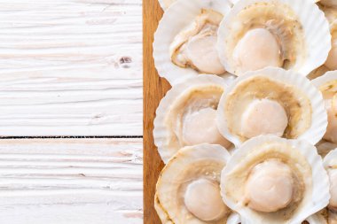 Ahşap tahta üzerinde taze kabuk tarak