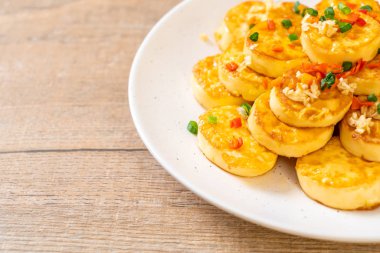 Sahanda yumurta yumuşak tofu sarımsak - sağlıklı, vegan ve sebze gıda tarzı