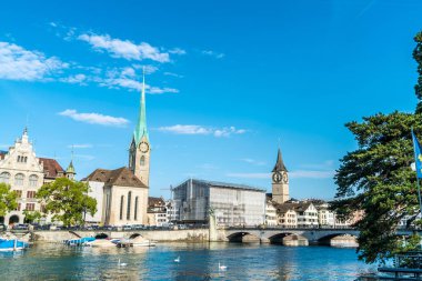 Zürih şehir merkezinde ünlü Fraumunster ve Grossmunster Kiliseleri ve Zürih Gölü Limmat nehri